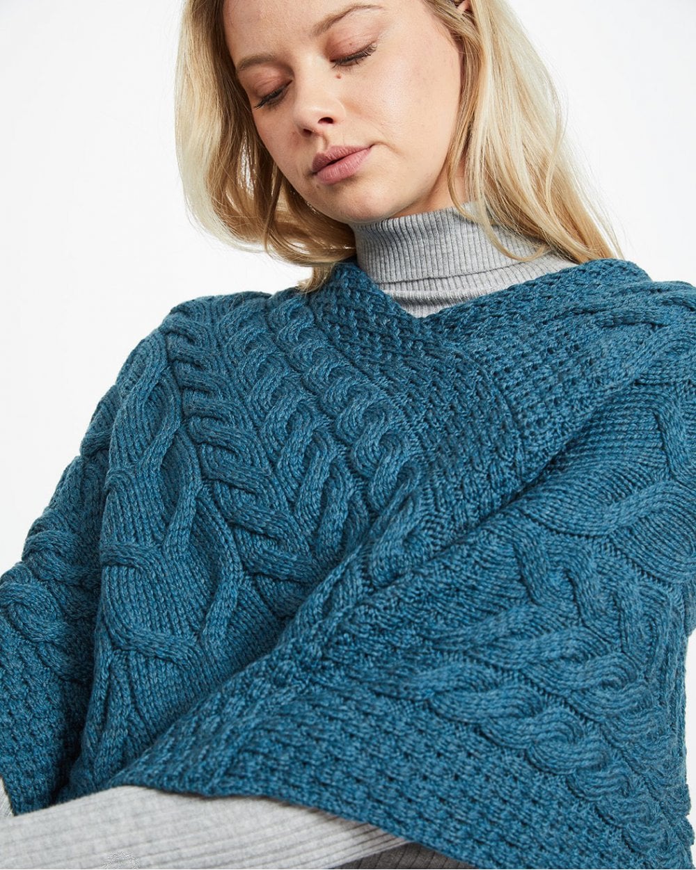 Aasleagh Falls Ladies Aran Poncho - Image 8