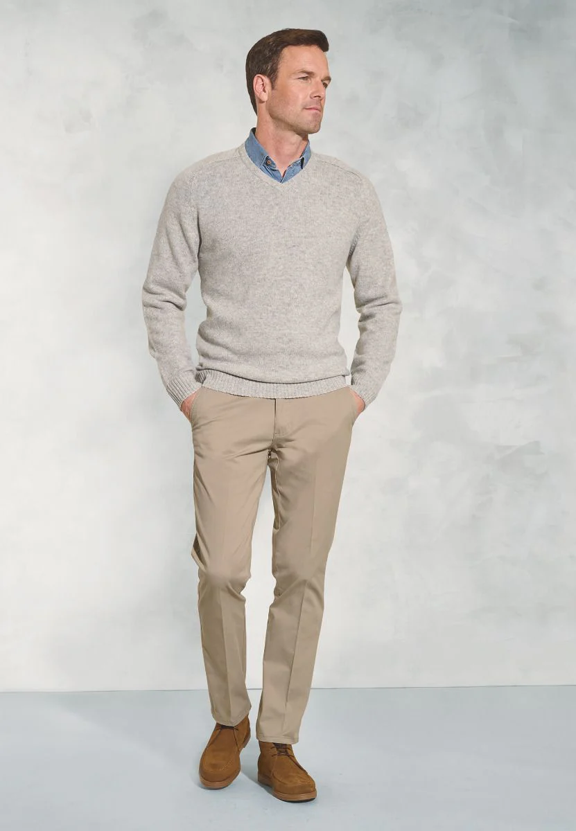 Barton Winter White Lambswool V-Neck Jumper - Image 4