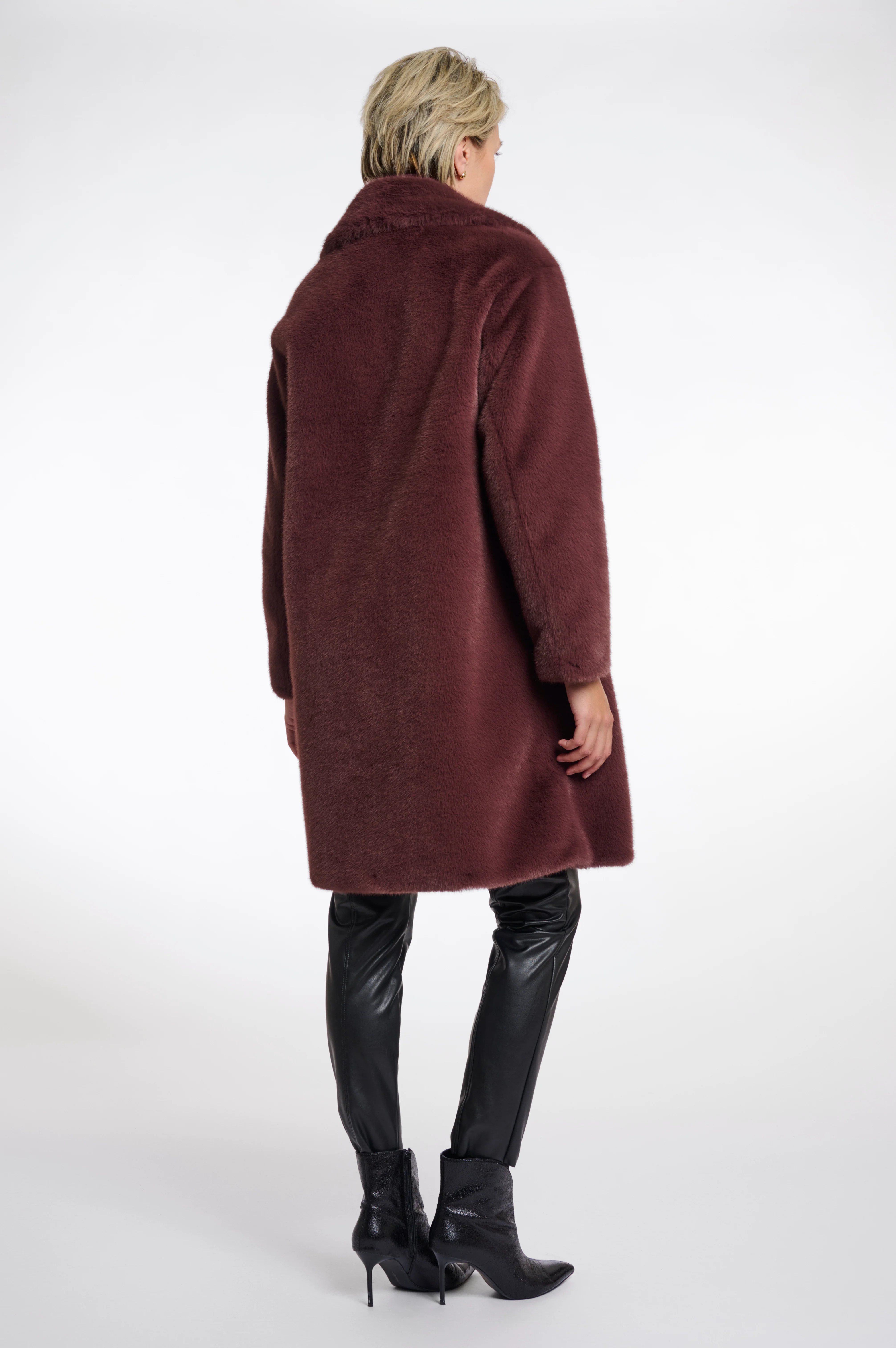 Single breasted faux fur coat with detachable collar - Image 5