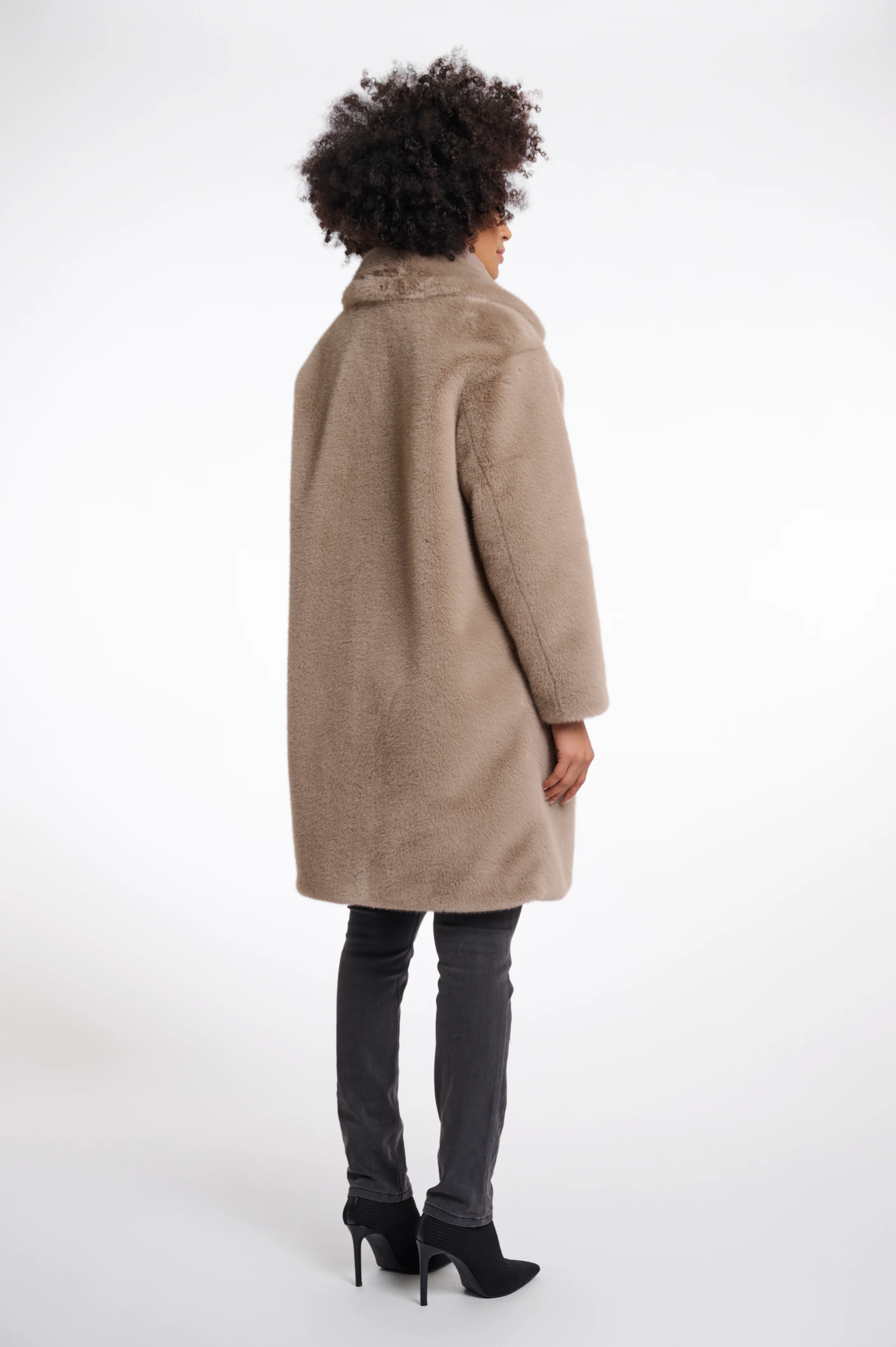 Single breasted faux fur coat with detachable collar - Image 7